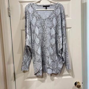 White House Black Market Gray Snake Print V-Neck Tunic lightweight Sweater XL